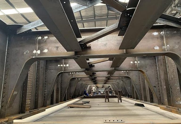 Pont multifonctionnel à panneaux d'acier