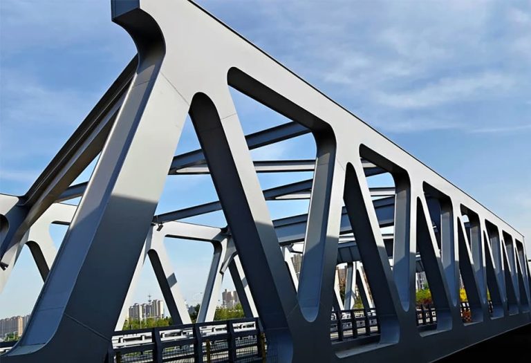 Pont à poutres en treillis en acier