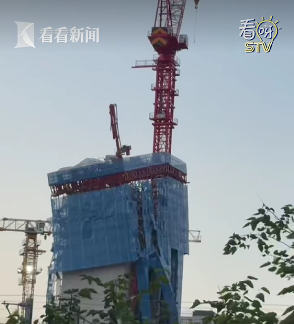 CLIMBING PLATFORM INCIDENT